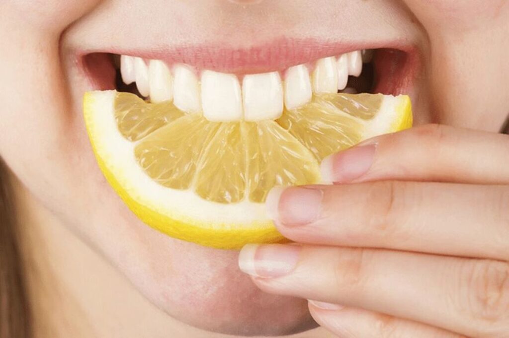  نوشیدن آب و لیموترش می‌تواند باعث فرسایش دندان‌ها شود